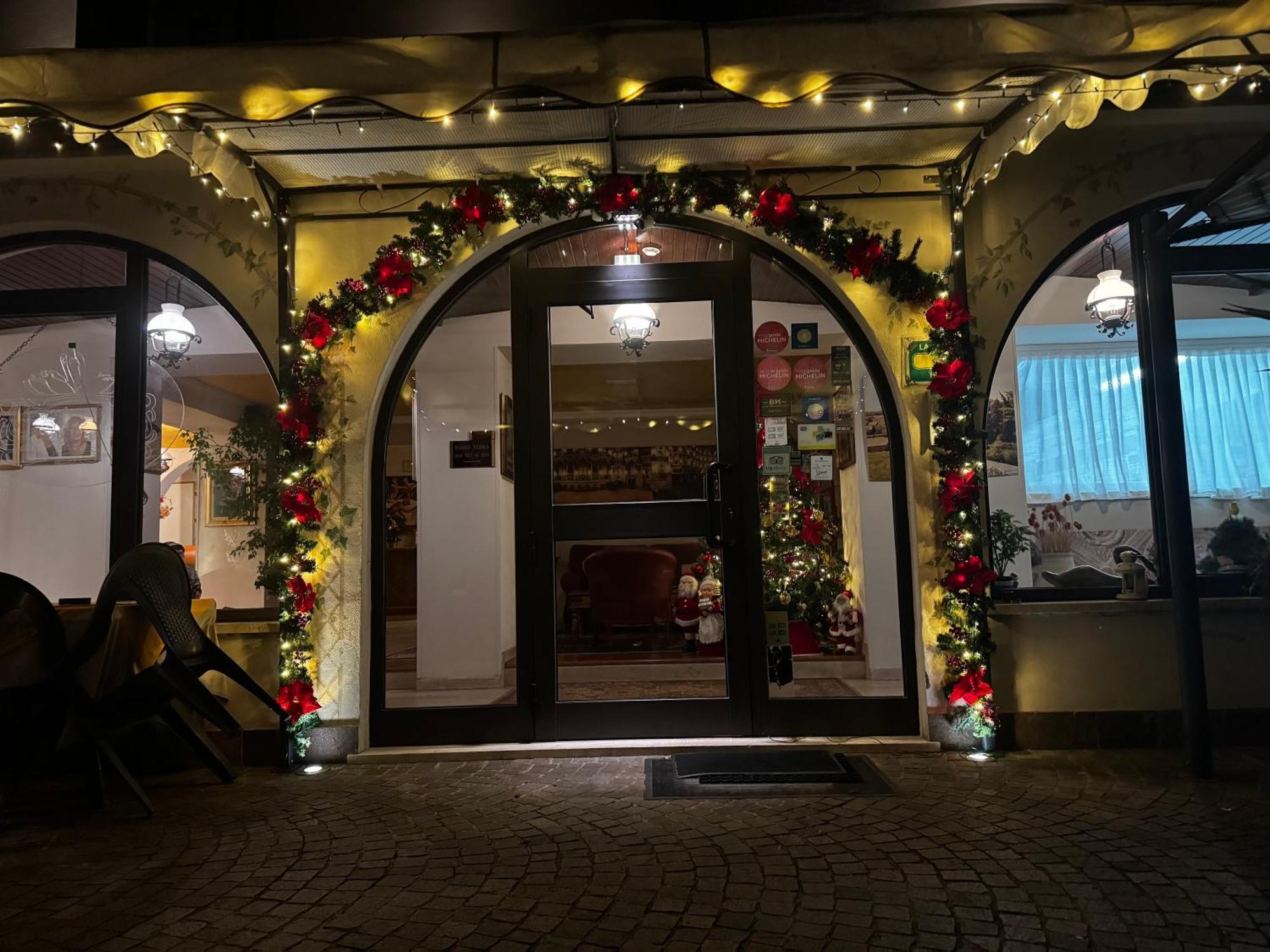 Hotel Ristorante La Grotta คาสติญโญเน เดลเล สติเวียเร ภายนอก รูปภาพ