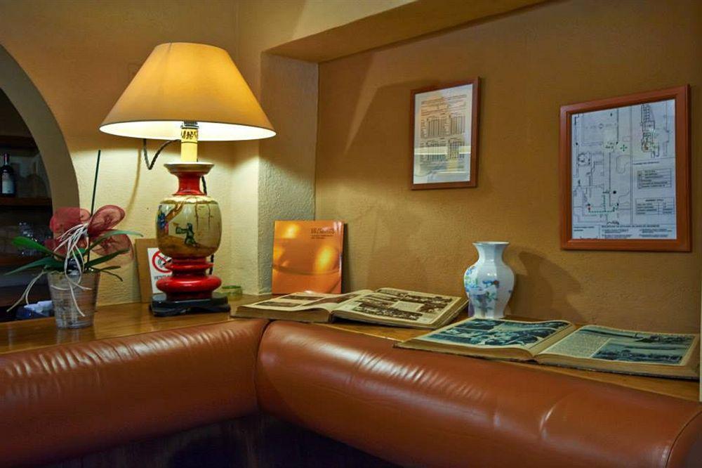 Hotel Ristorante La Grotta คาสติญโญเน เดลเล สติเวียเร ภายนอก รูปภาพ