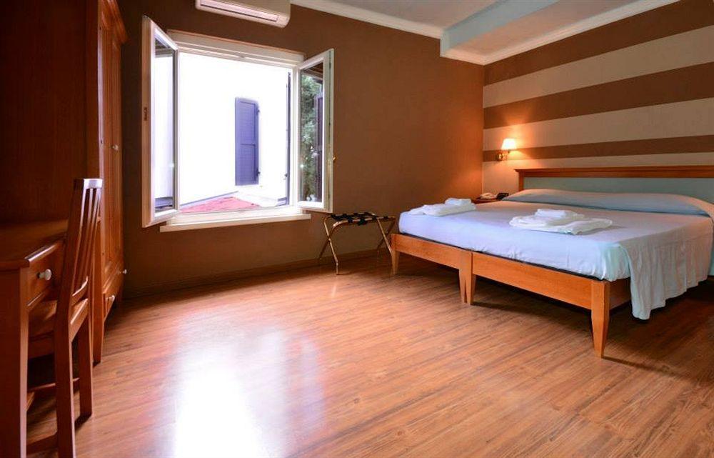 Hotel Ristorante La Grotta คาสติญโญเน เดลเล สติเวียเร ภายนอก รูปภาพ
