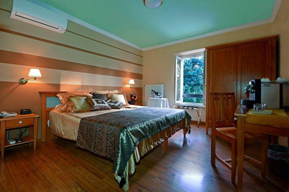 Hotel Ristorante La Grotta คาสติญโญเน เดลเล สติเวียเร ภายนอก รูปภาพ