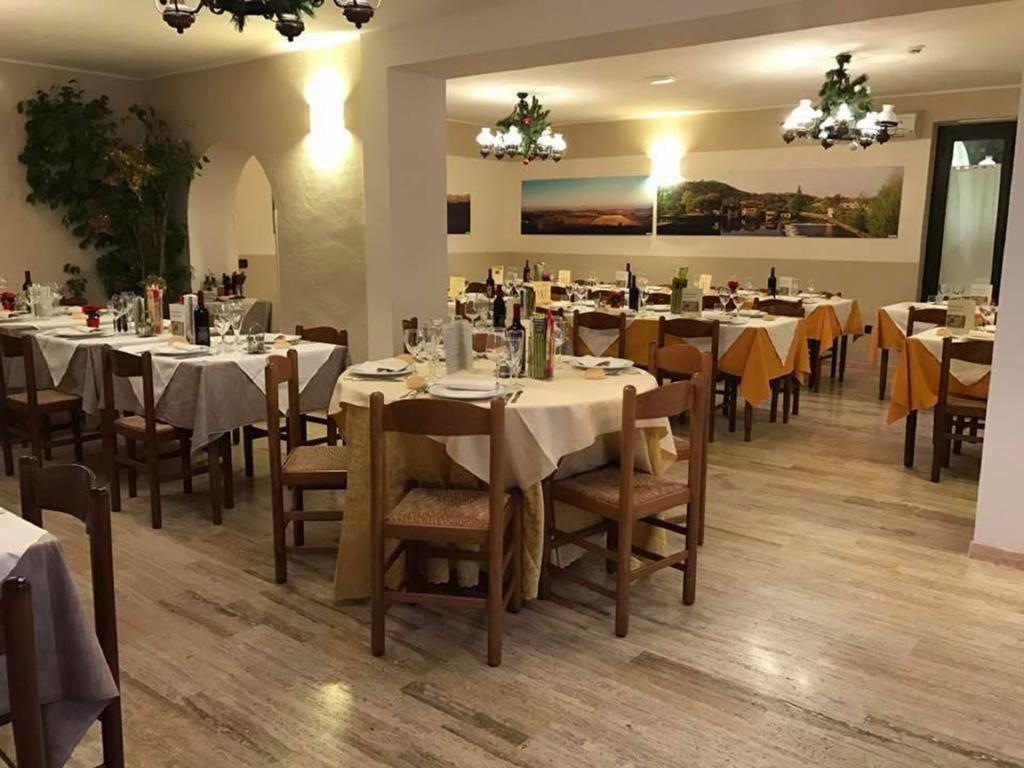 Hotel Ristorante La Grotta คาสติญโญเน เดลเล สติเวียเร ภายนอก รูปภาพ