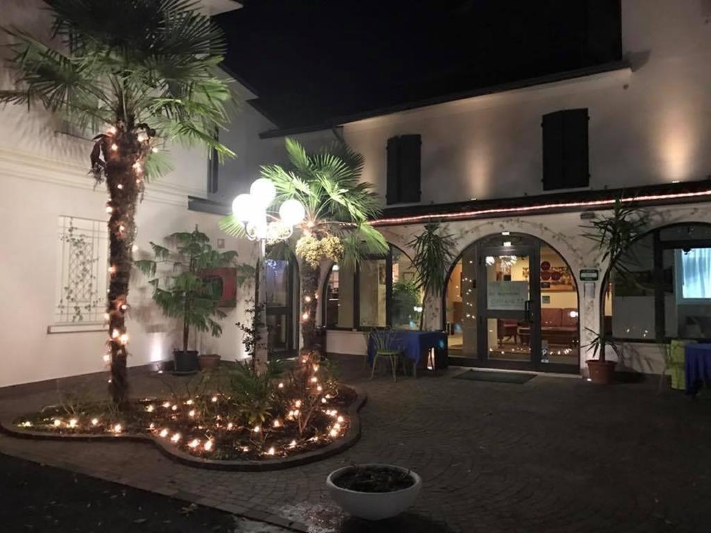 Hotel Ristorante La Grotta คาสติญโญเน เดลเล สติเวียเร ภายนอก รูปภาพ