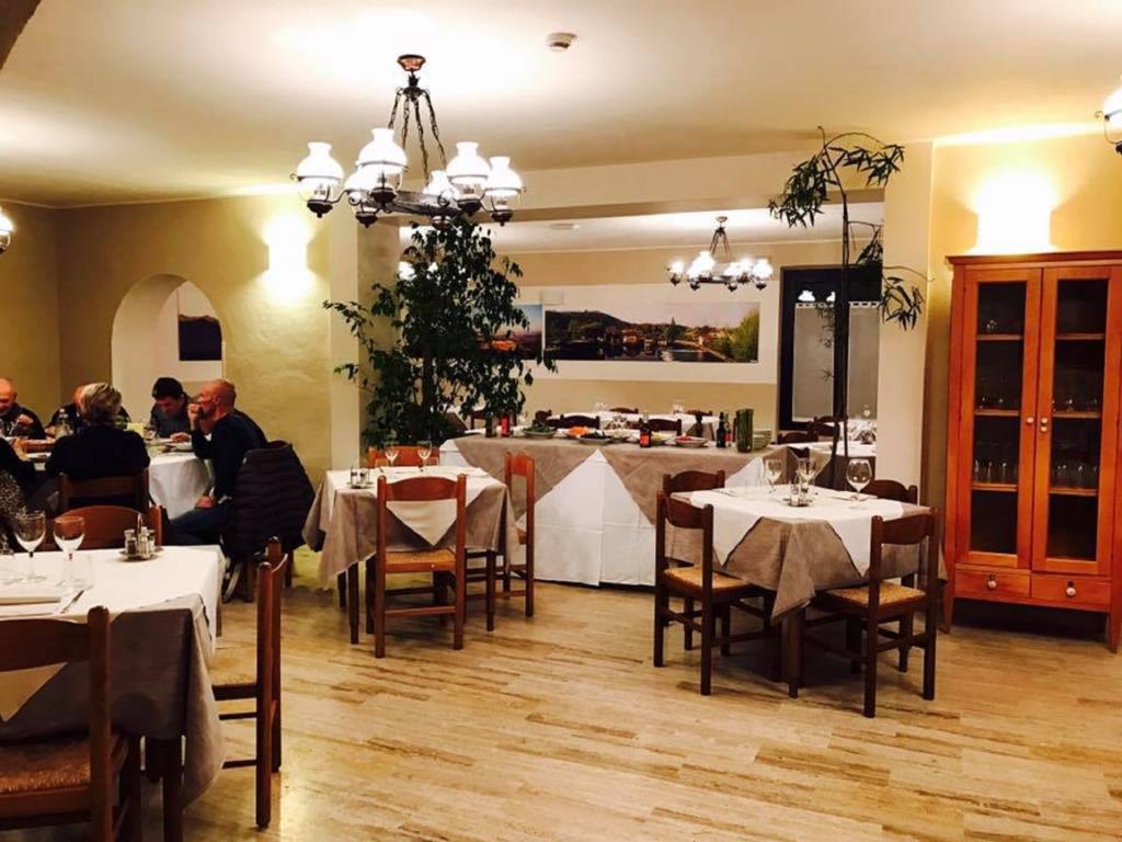 Hotel Ristorante La Grotta คาสติญโญเน เดลเล สติเวียเร ภายนอก รูปภาพ