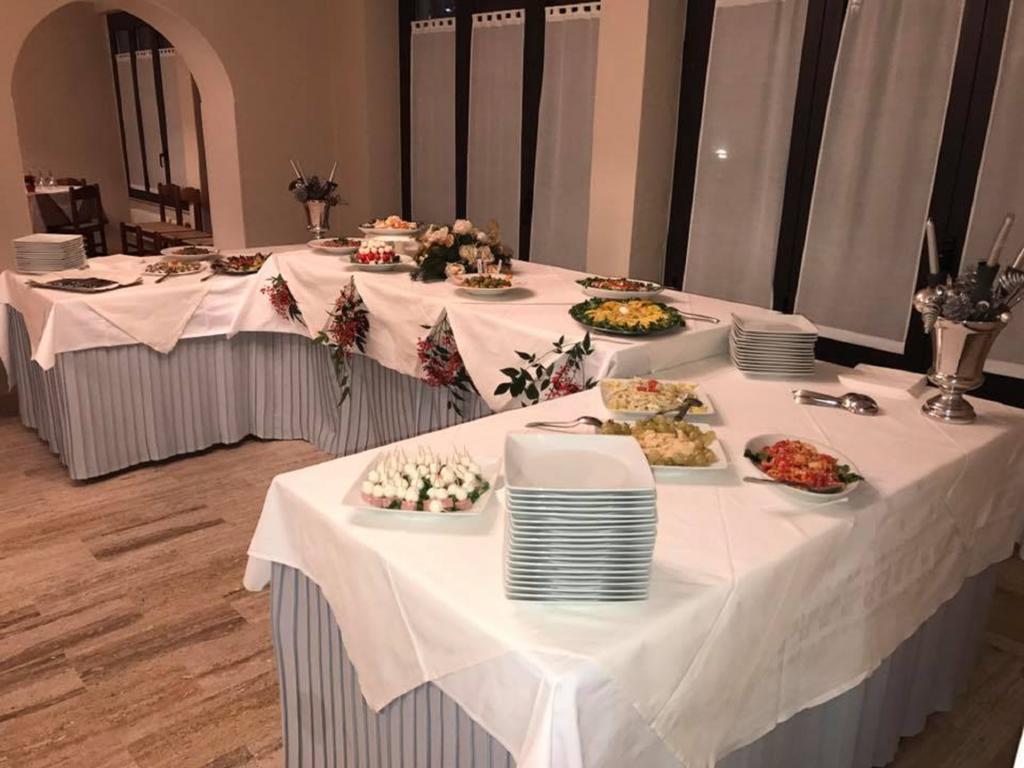 Hotel Ristorante La Grotta คาสติญโญเน เดลเล สติเวียเร ภายนอก รูปภาพ