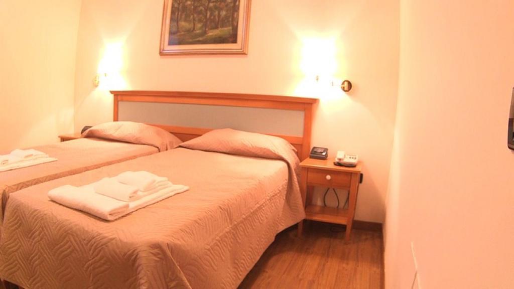 Hotel Ristorante La Grotta คาสติญโญเน เดลเล สติเวียเร ภายนอก รูปภาพ