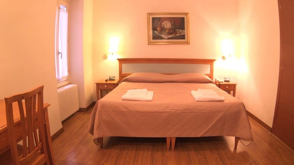 Hotel Ristorante La Grotta คาสติญโญเน เดลเล สติเวียเร ภายนอก รูปภาพ