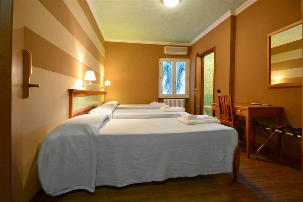 Hotel Ristorante La Grotta คาสติญโญเน เดลเล สติเวียเร ภายนอก รูปภาพ