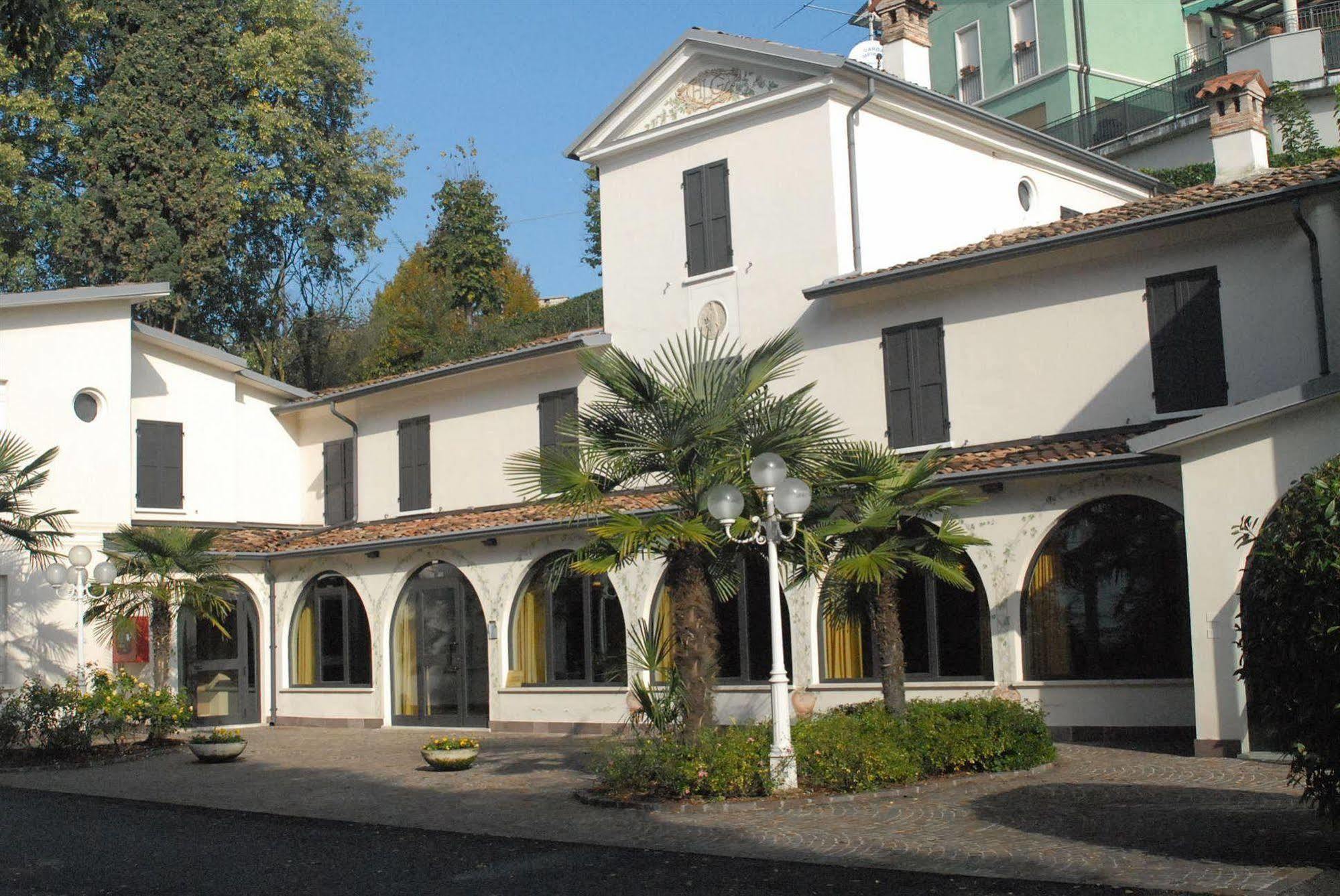 Hotel Ristorante La Grotta คาสติญโญเน เดลเล สติเวียเร ภายนอก รูปภาพ