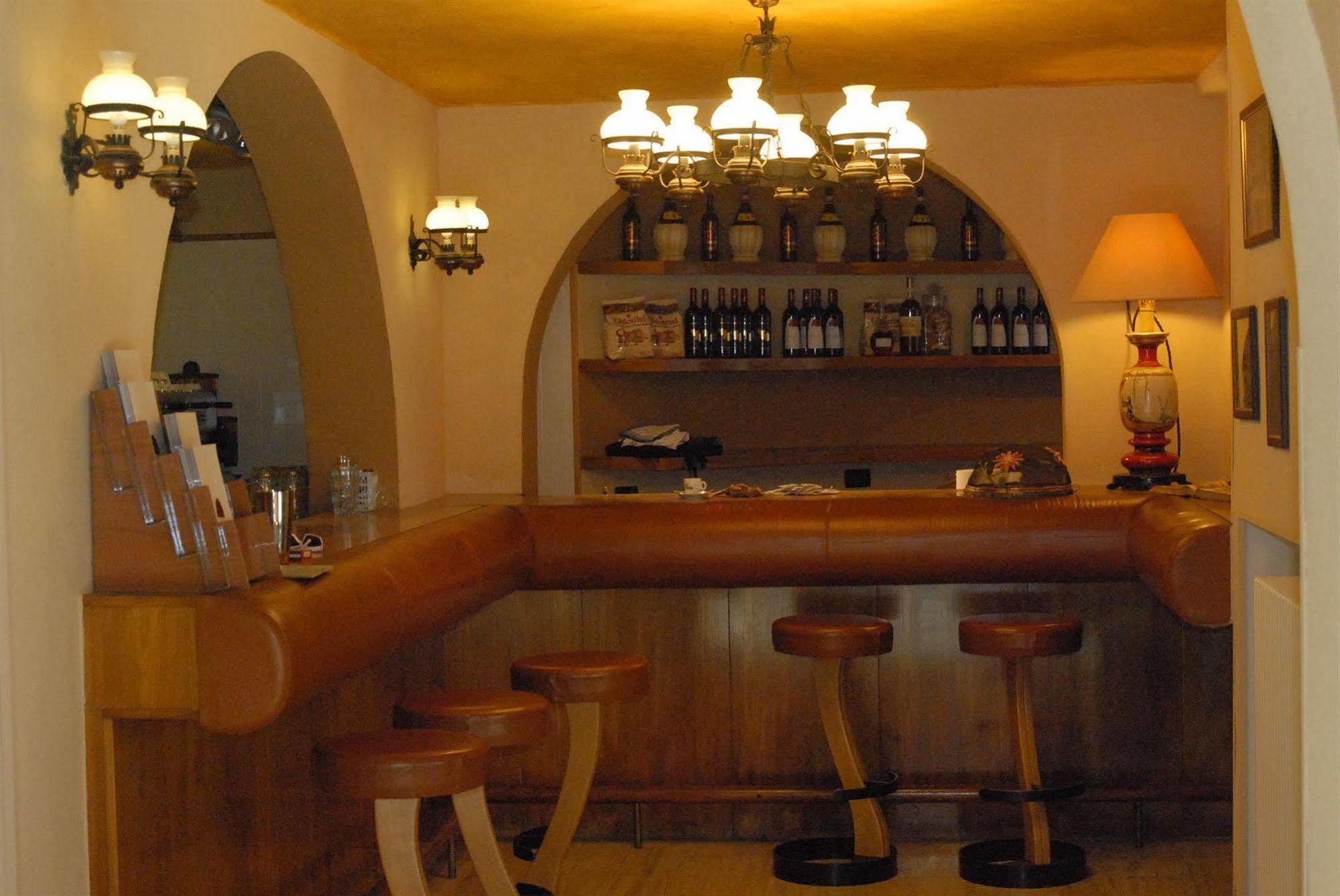 Hotel Ristorante La Grotta คาสติญโญเน เดลเล สติเวียเร ภายนอก รูปภาพ